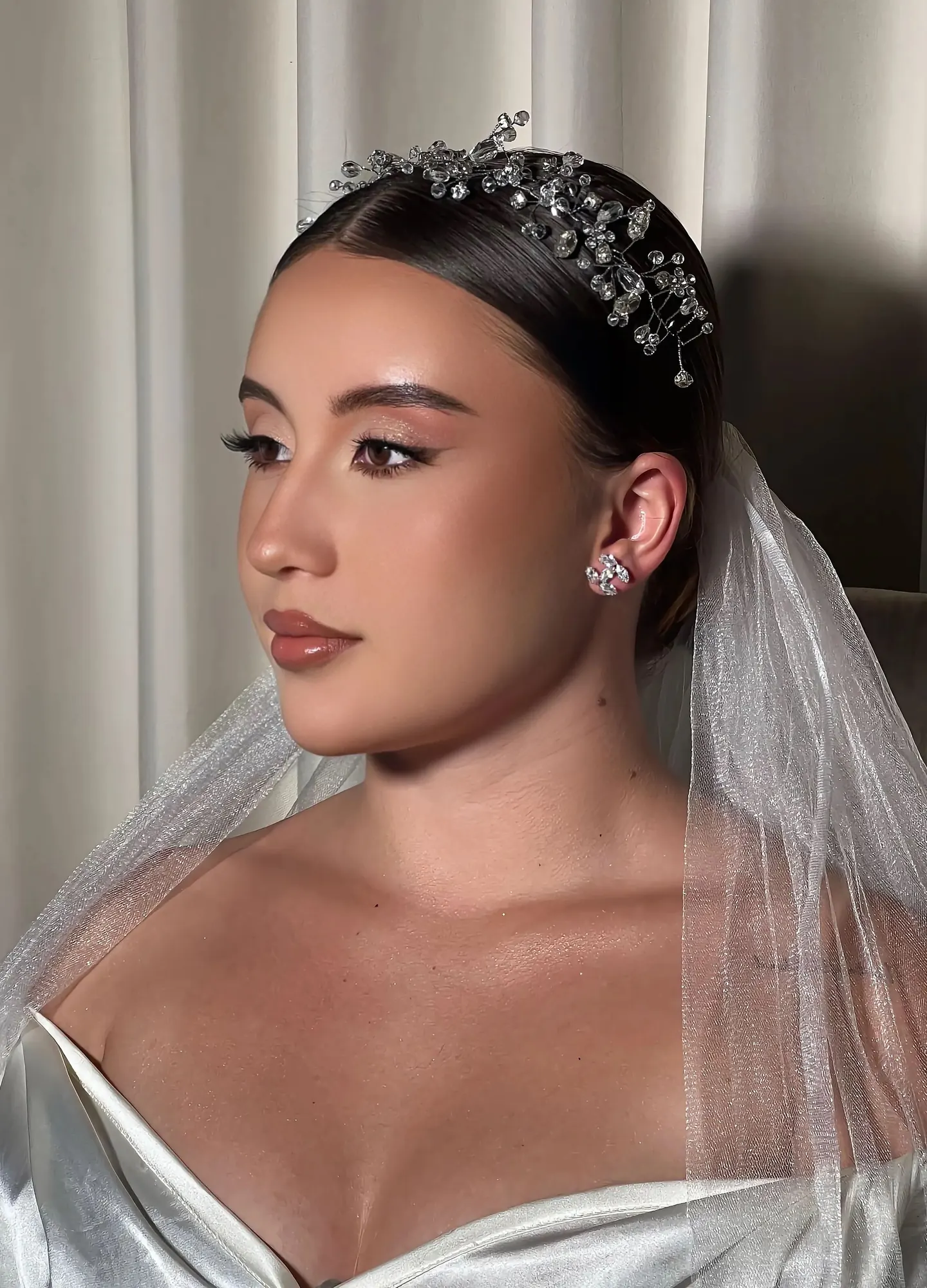 Novia con tiara de cristales, velo y vestido blanco — sesión editorial Alejandra Suárez Makeup Artist
