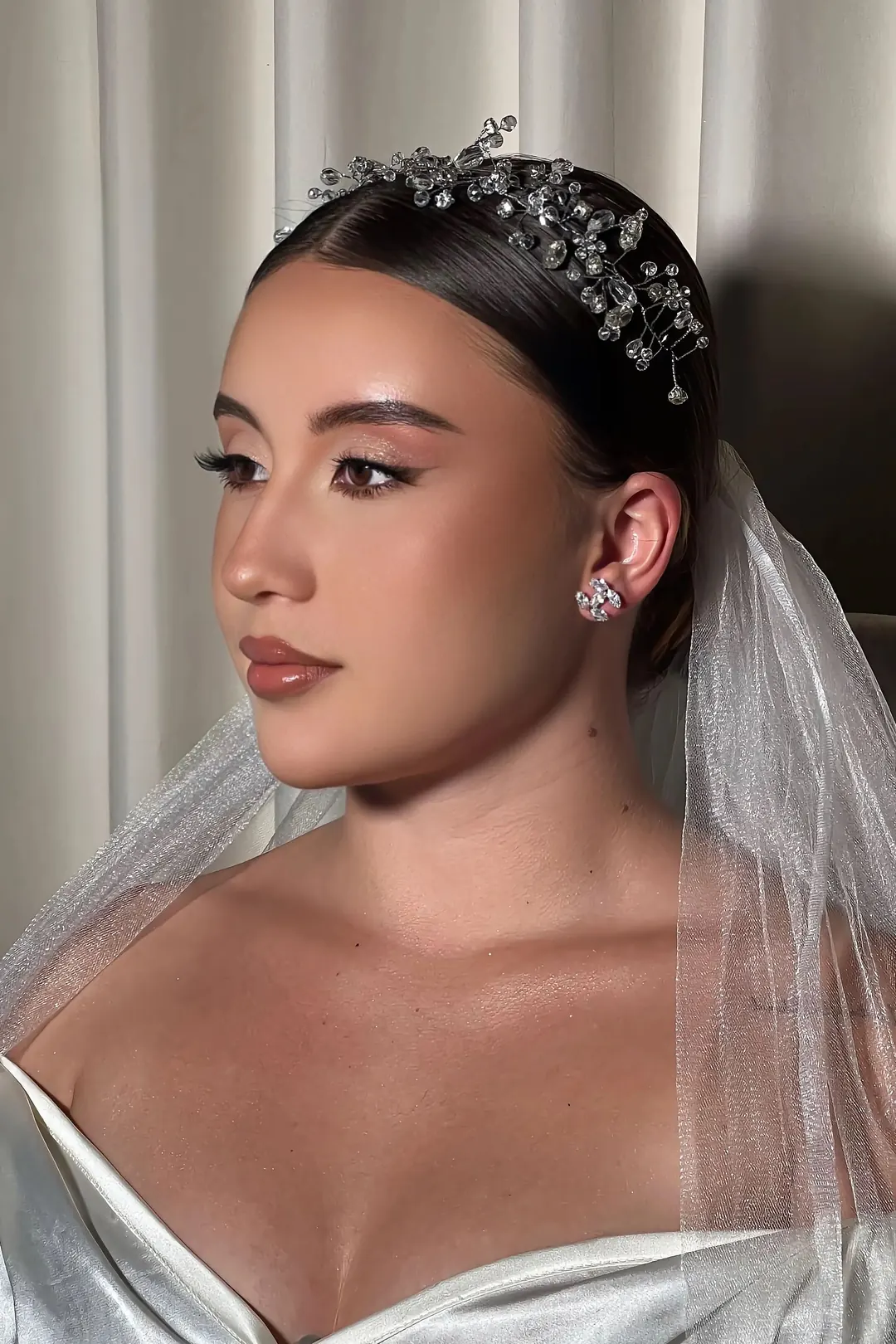 Novia con tiara de cristales y velo — sesión editorial Alejandra Suárez Makeup Artist