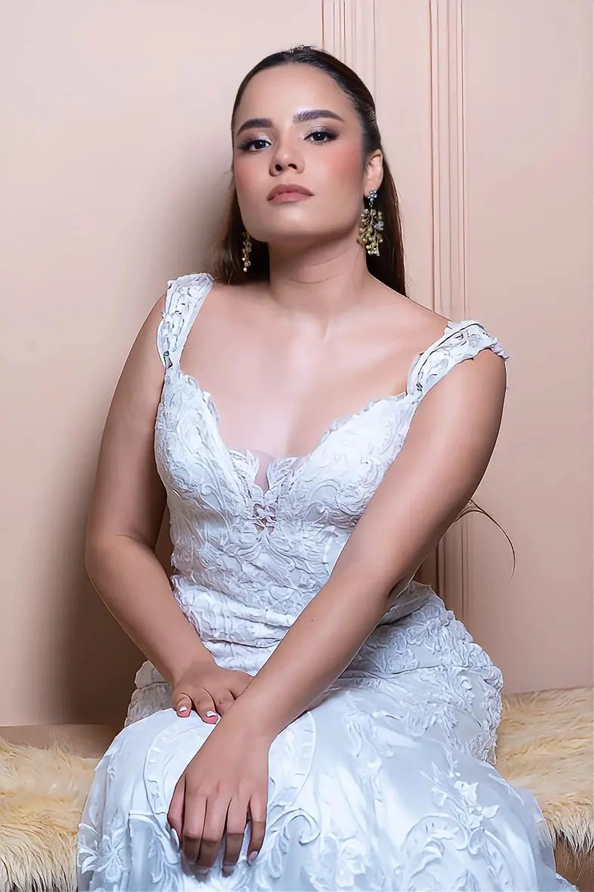 Novia con vestido blanco de encaje y aretes editoriales — sesión Alejandra Suárez Makeup Artist