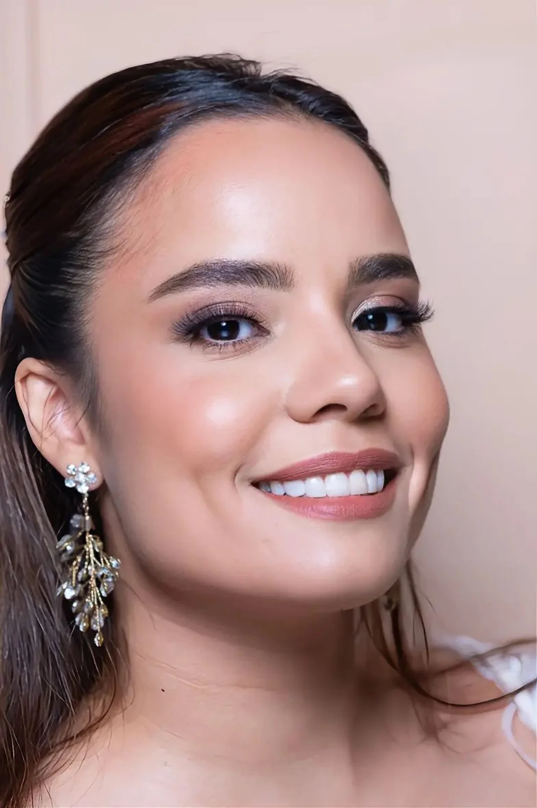 Novia sonriendo close-up con maquillaje natural