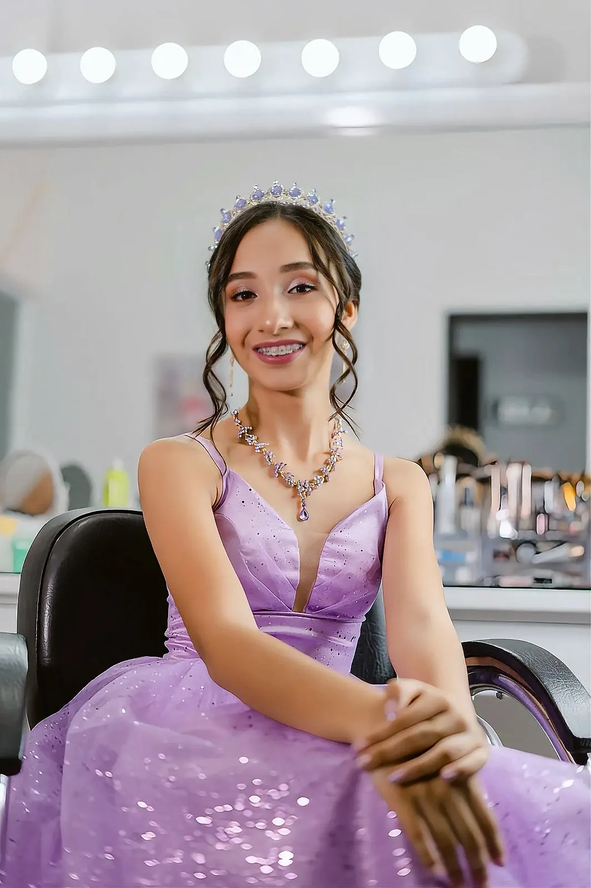 Quinceañera con vestido lila y tiara editorial — Alejandra Suárez Makeup Artist