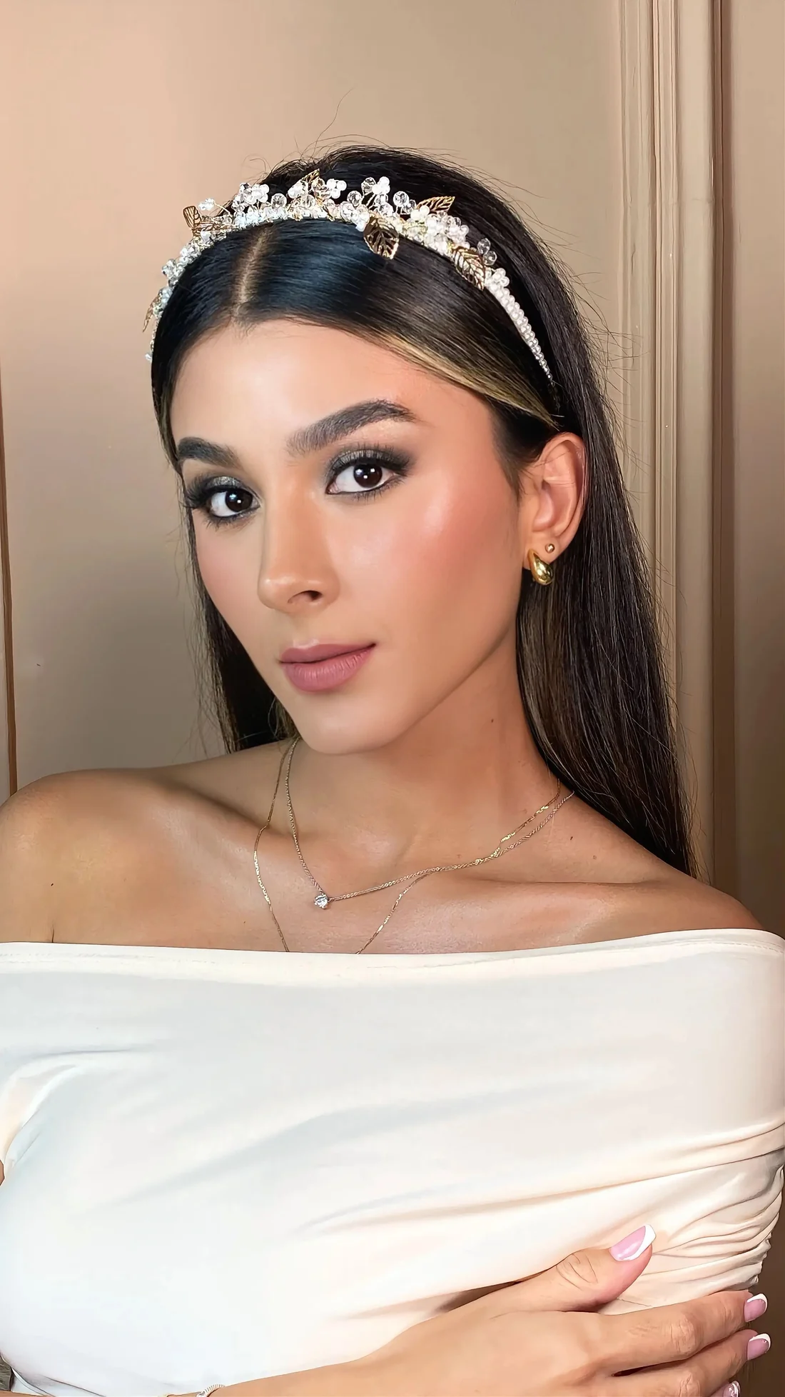 Quinceañera con tiara dorada de cristales y top off-shoulder — sesión editorial Alejandra Suárez Makeup Artist