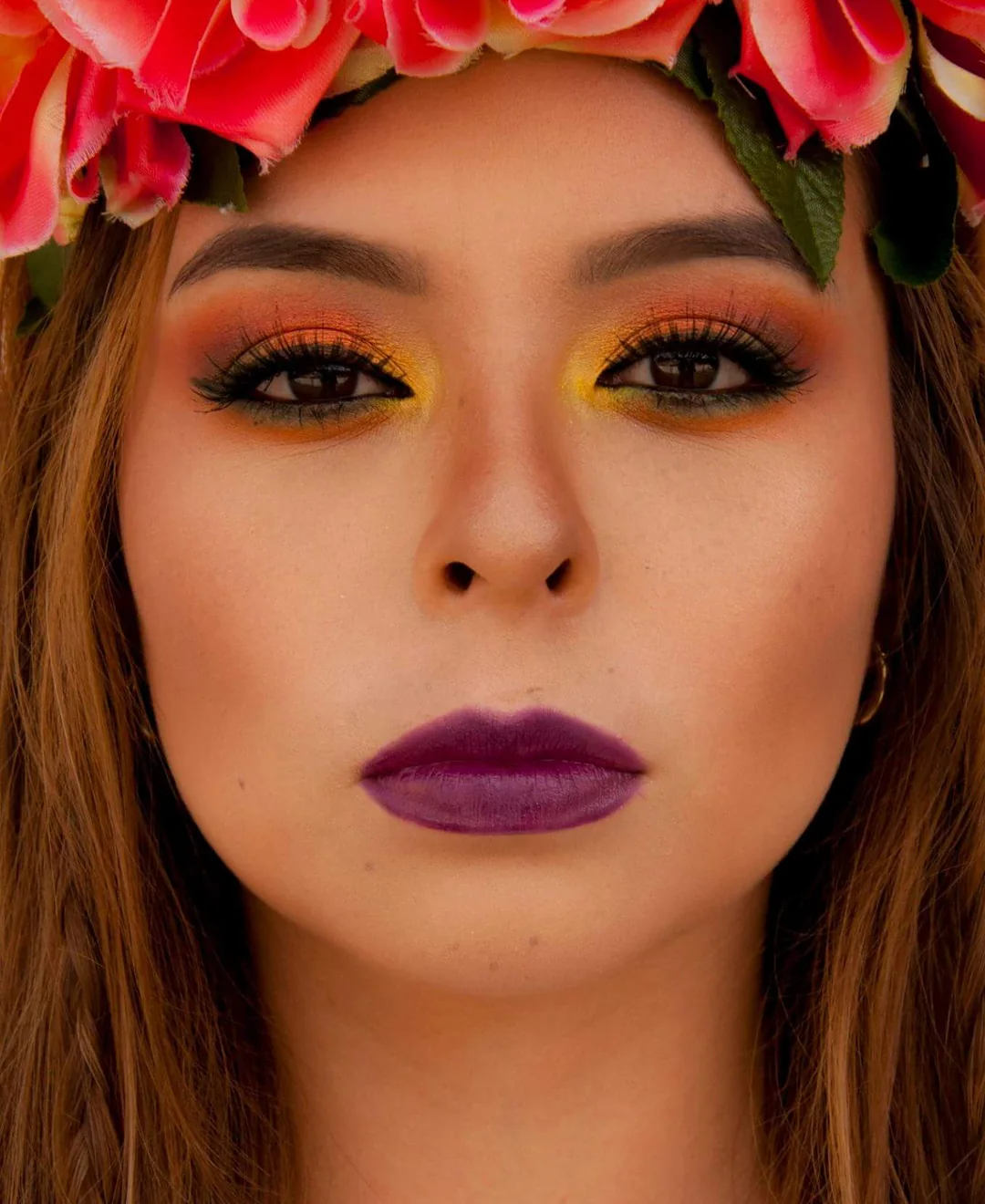 Maquillaje editorial floral con corona de rosas y tonos cálidos