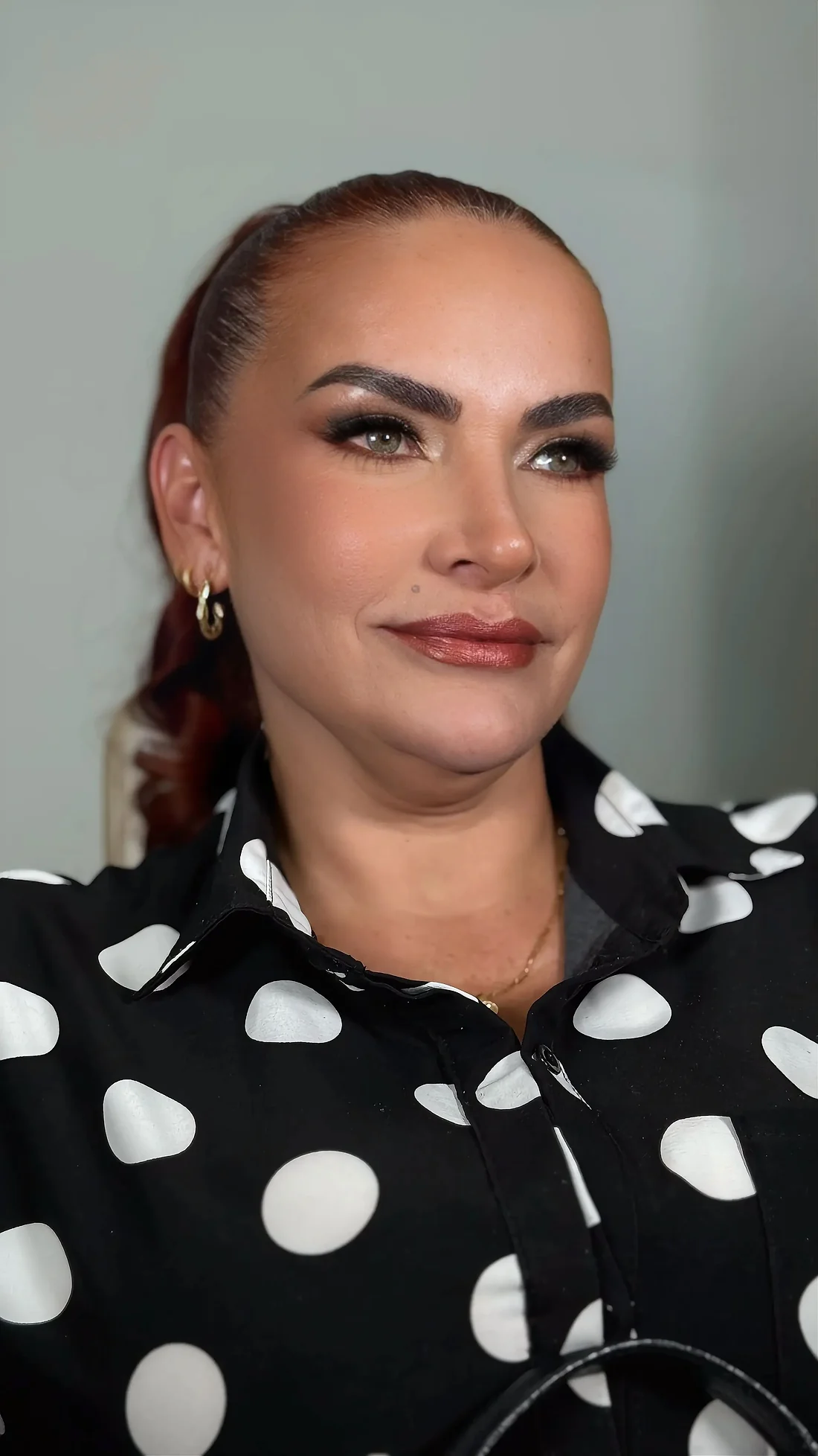 Maquillaje social elegante con smokey neutro y labial nude — sesión Alejandra Suárez Makeup Artist
