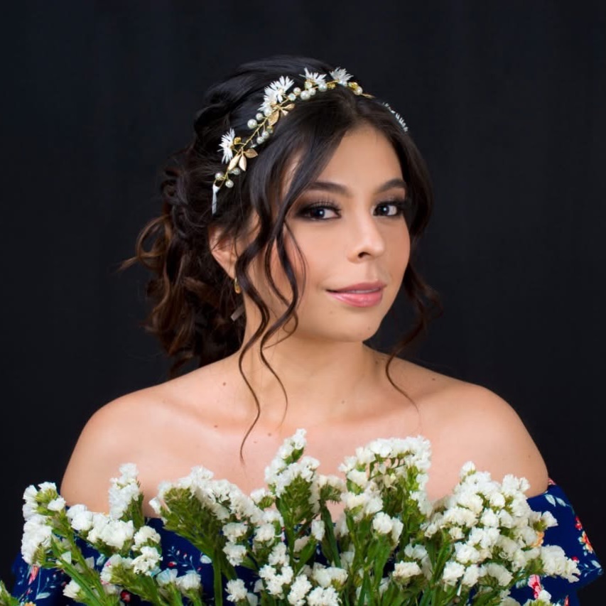 Novia con corona de flores y maquillaje natural