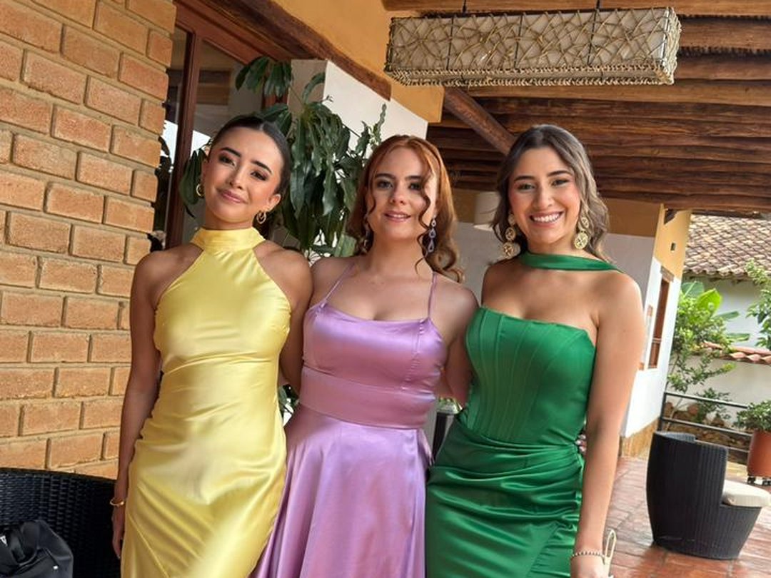 Tres clientas maquilladas y peinadas para evento social