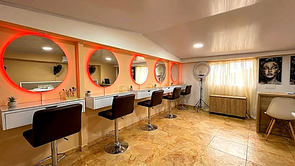 Estaciones de maquillaje con espejos iluminados