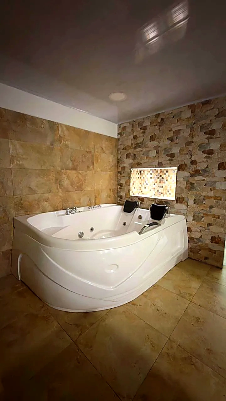 Jacuzzi y zona de spa